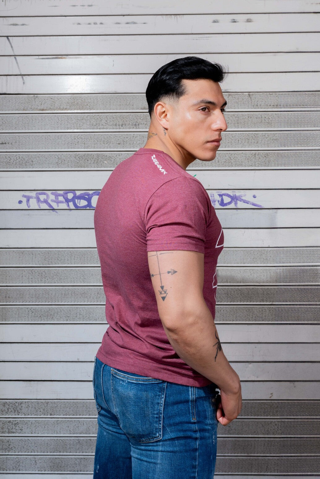 PLAYERA HOMBRE TJ - GUINDA JASPIADO