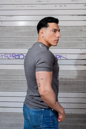PLAYERA HOMBRE TJ - GRIS PLOMO