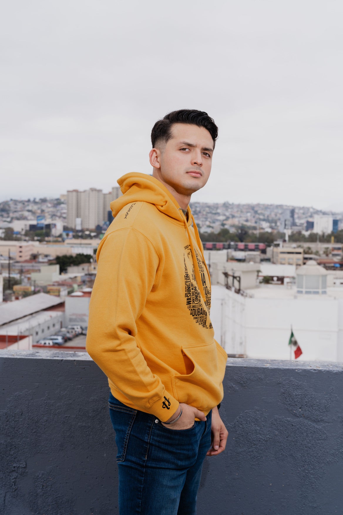 SUDADERA TIJUANA MUNDO - MOSTAZA