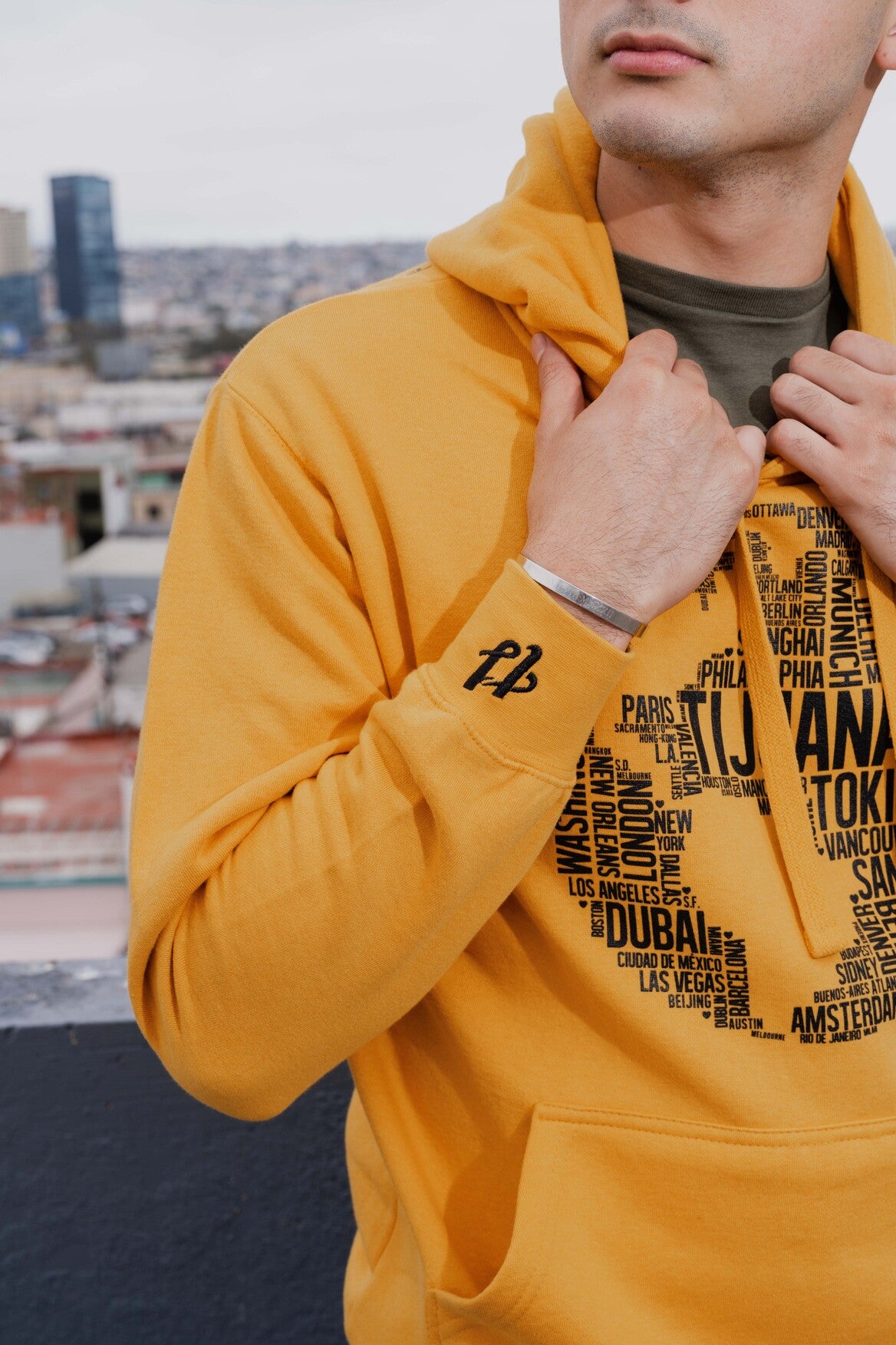 SUDADERA TIJUANA MUNDO - MOSTAZA